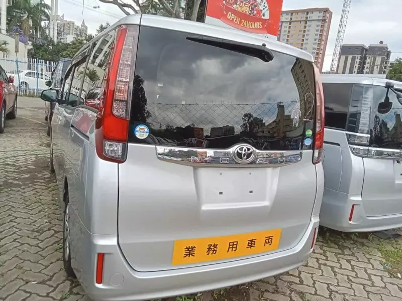 Toyota Noah   - 2017