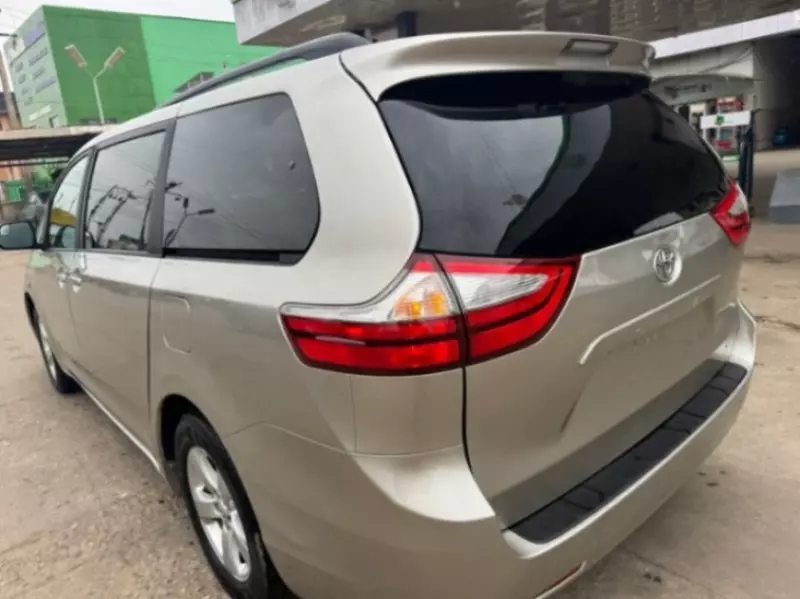 Toyota Sienna   - 2015