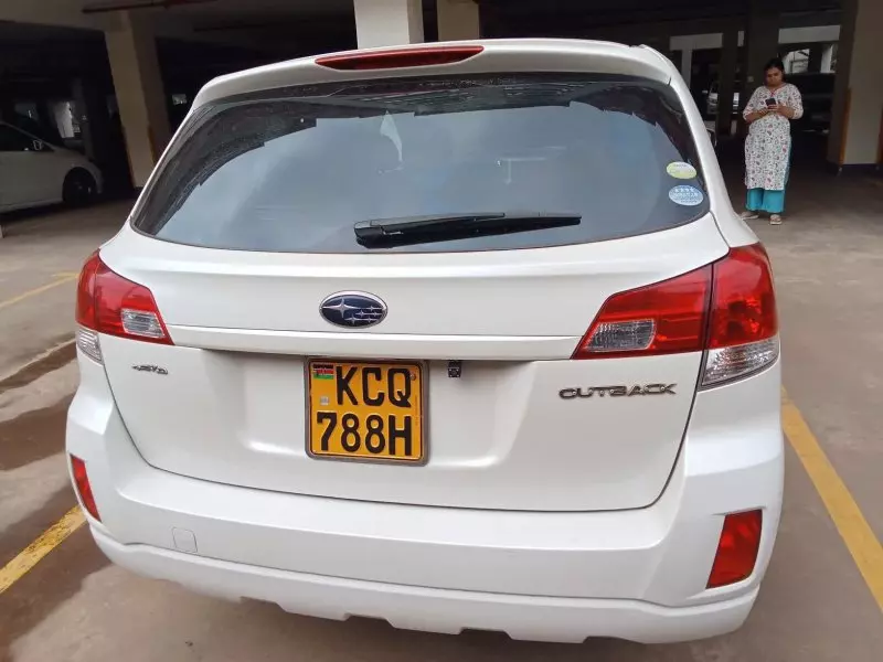 Subaru Outback   - 2011