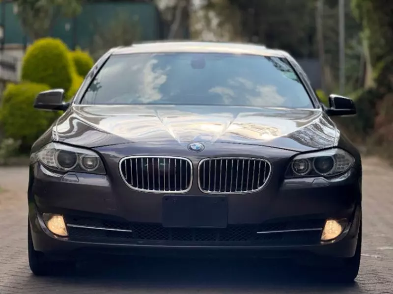 BMW 528i   - 2011