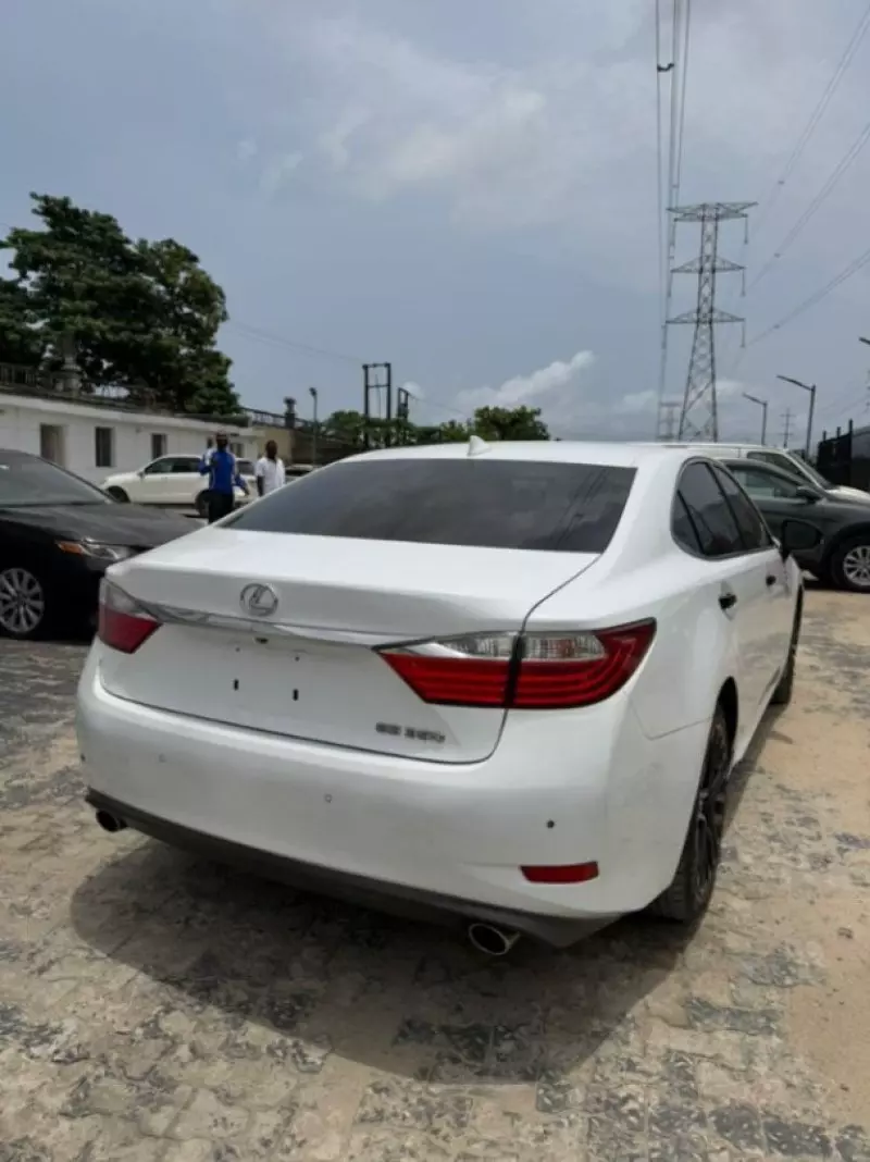 Lexus ES   - 2015