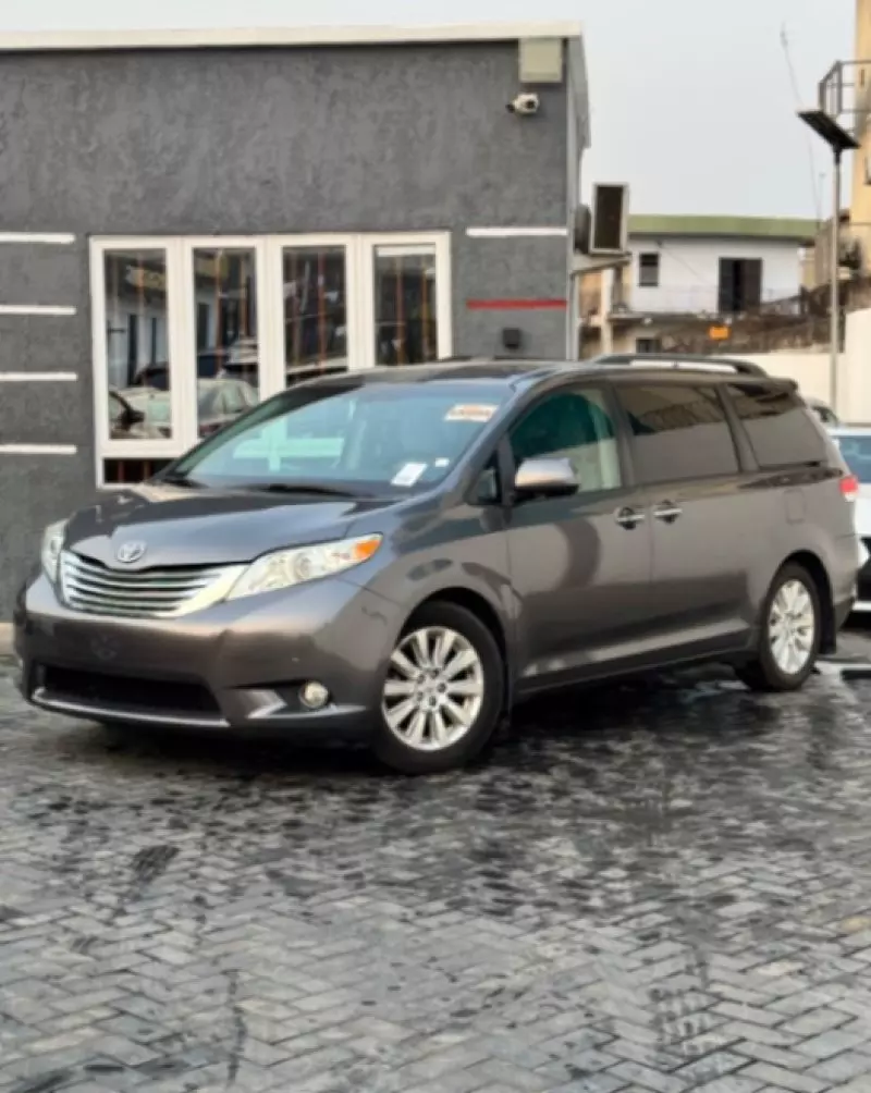 Toyota Sienna   - 2011