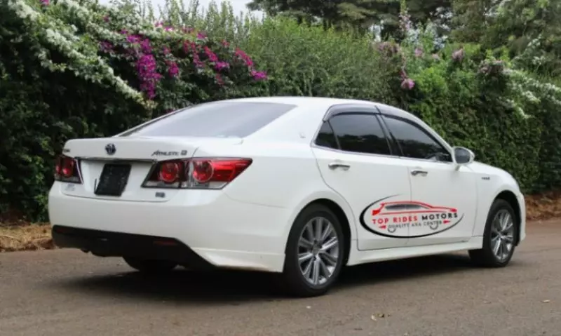 Toyota Crown   - 2016