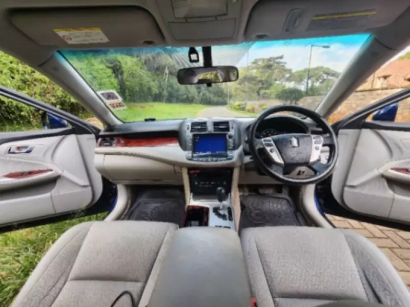 Toyota Crown Royal saloon    - 2012
