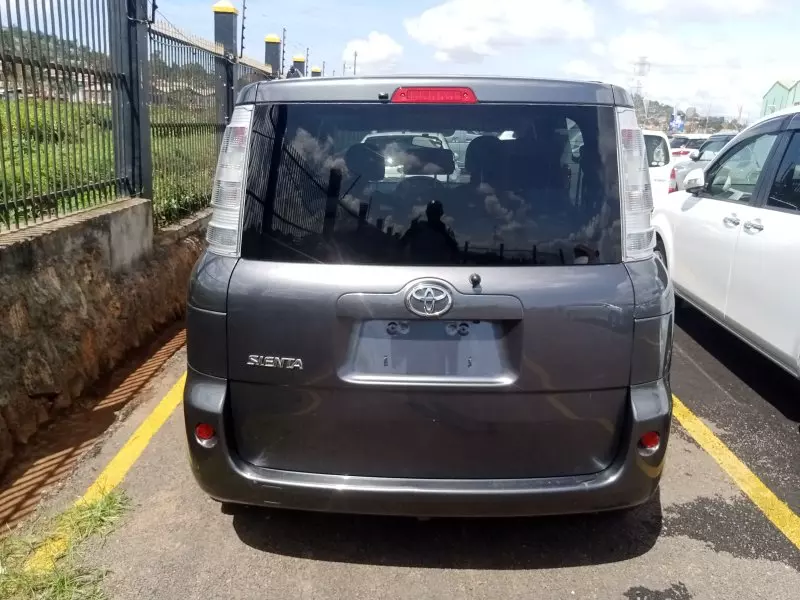 Toyota Sienta   - 2012