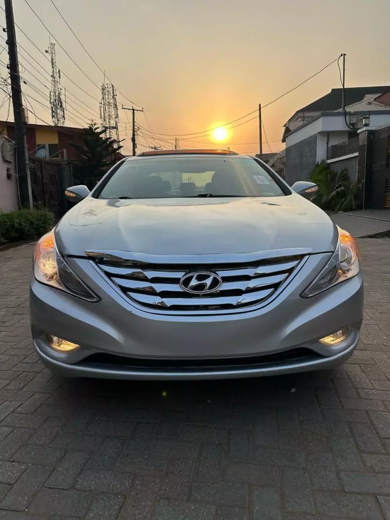 Hyundai Elantra   - 2011