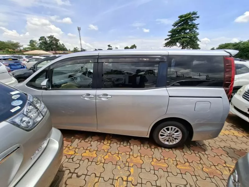 Toyota Noah   - 2014
