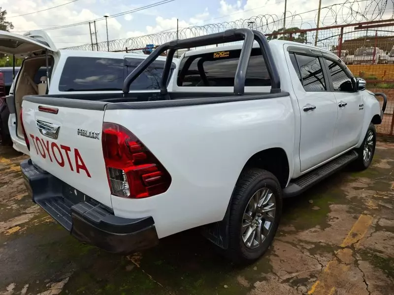 Toyota Hilux   - 2017