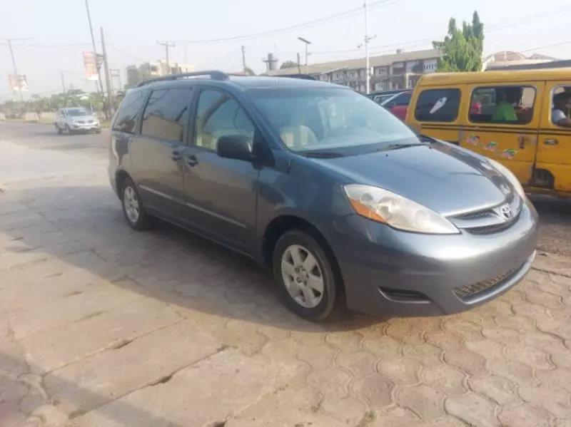 Toyota Sienna   - 2009