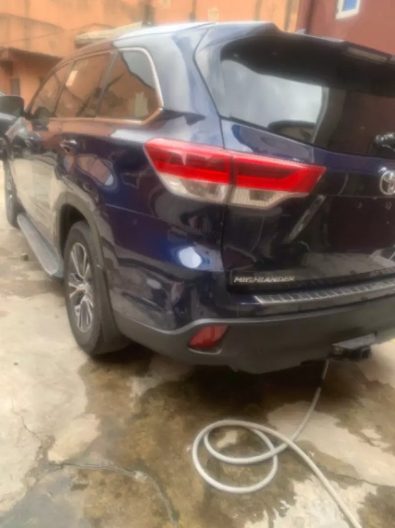 Toyota Highlander   - 2017