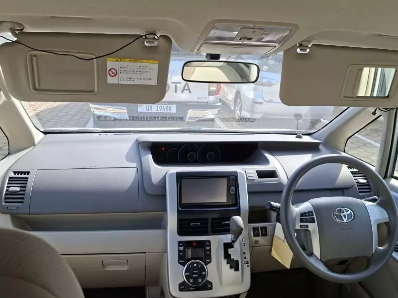 Toyota Noah   - 2013