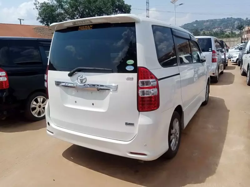 Toyota Noah   - 2012