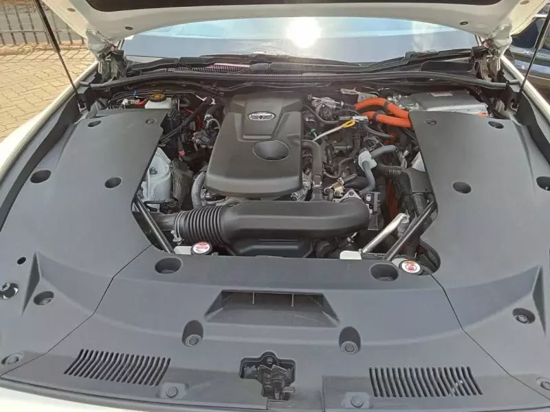 Toyota Crown Royal saloon Hybrid    - 2018