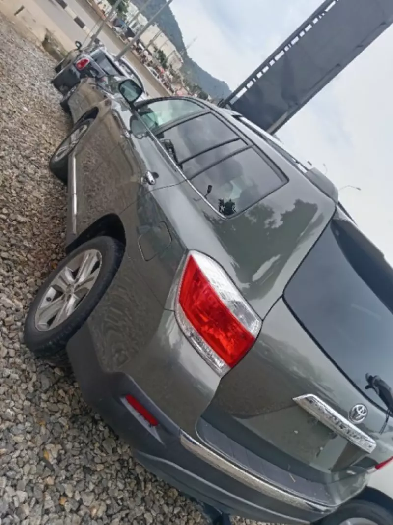 Toyota Highlander   - 2011