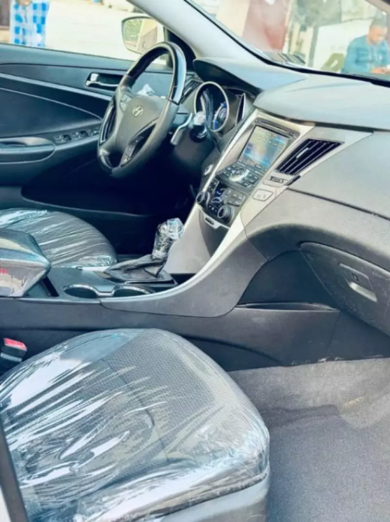 Hyundai Sonata   - 2011