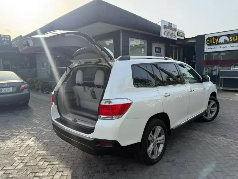 Toyota Highlander   - 2012