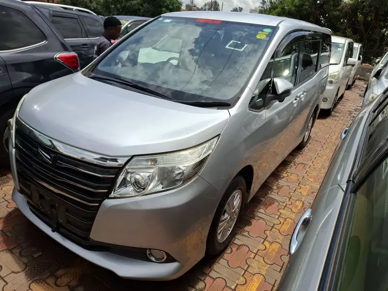 Toyota Noah   - 2014