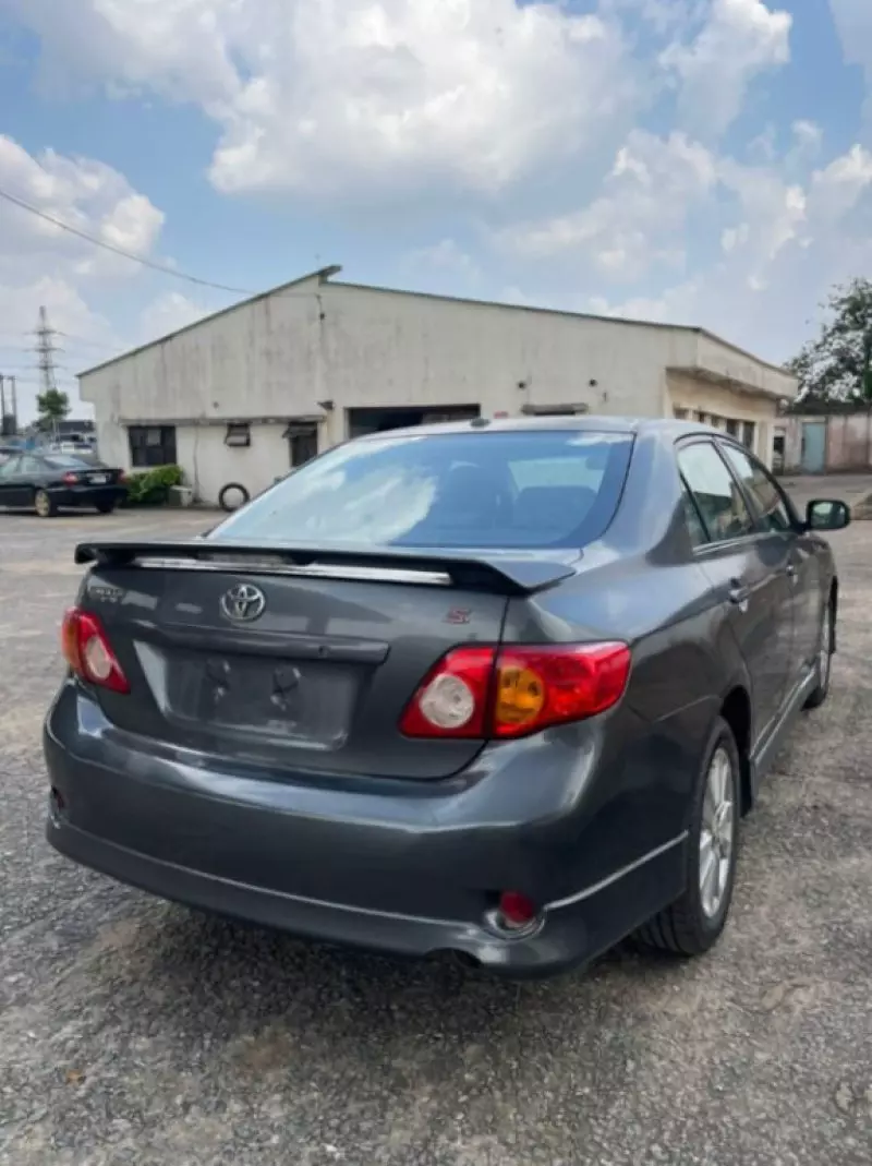 Toyota Corolla   - 2010