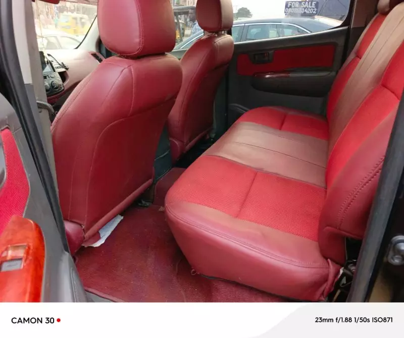 Toyota Hilux    - 2014