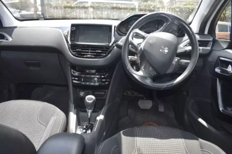 Peugeot 208   - 2017