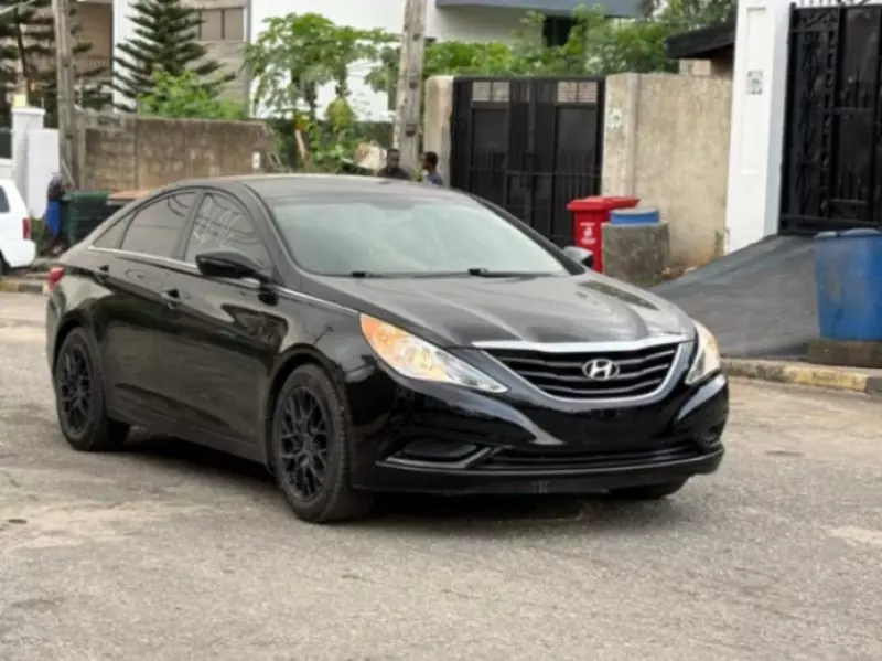 Hyundai Sonata   - 2012