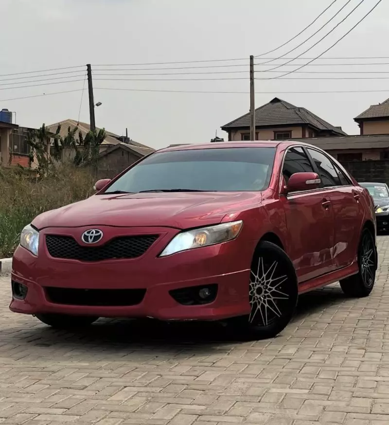 Toyota Camry   - 2010