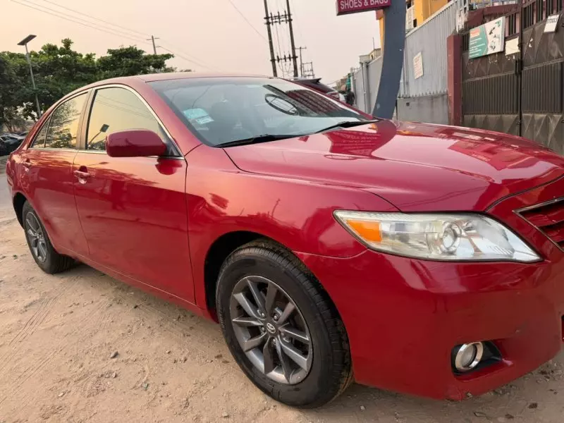 Toyota Camry   - 2011