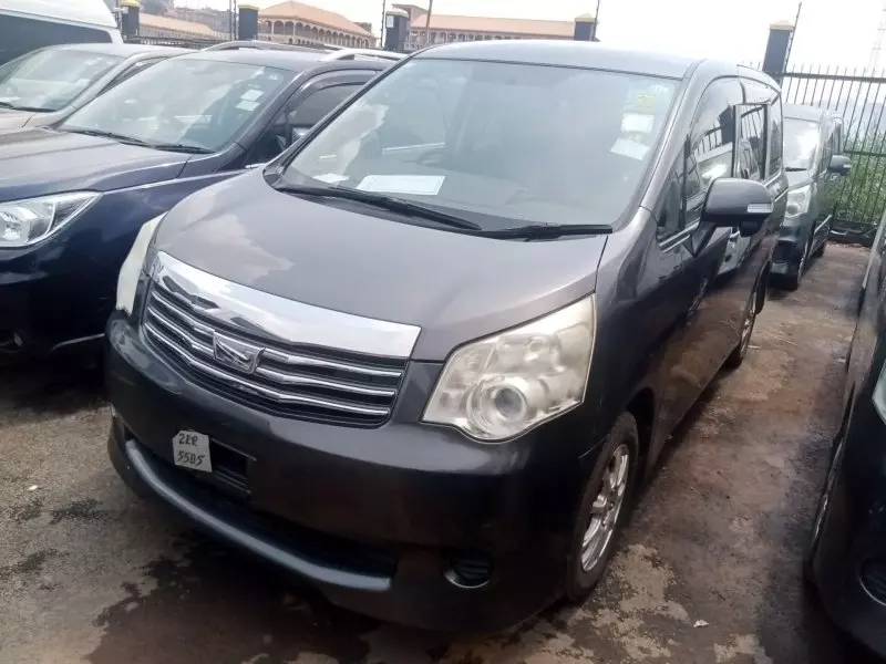 Toyota Noah   - 2012