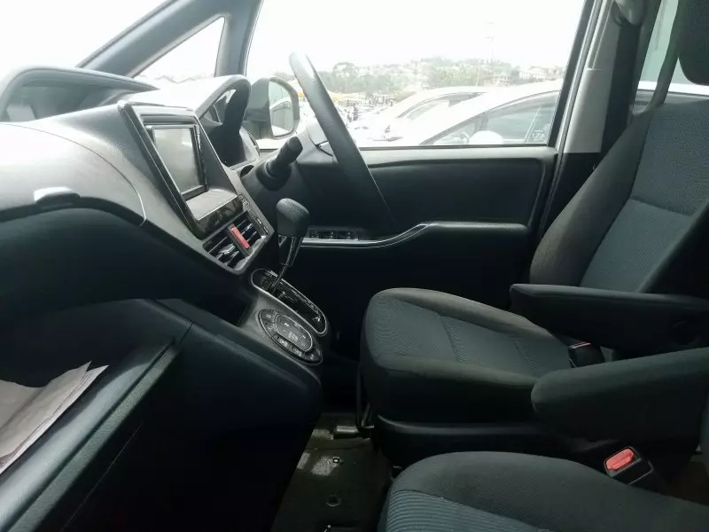 Toyota Noah   - 2015