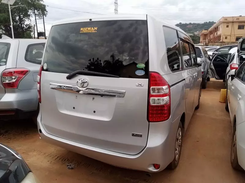 Toyota Noah   - 2012