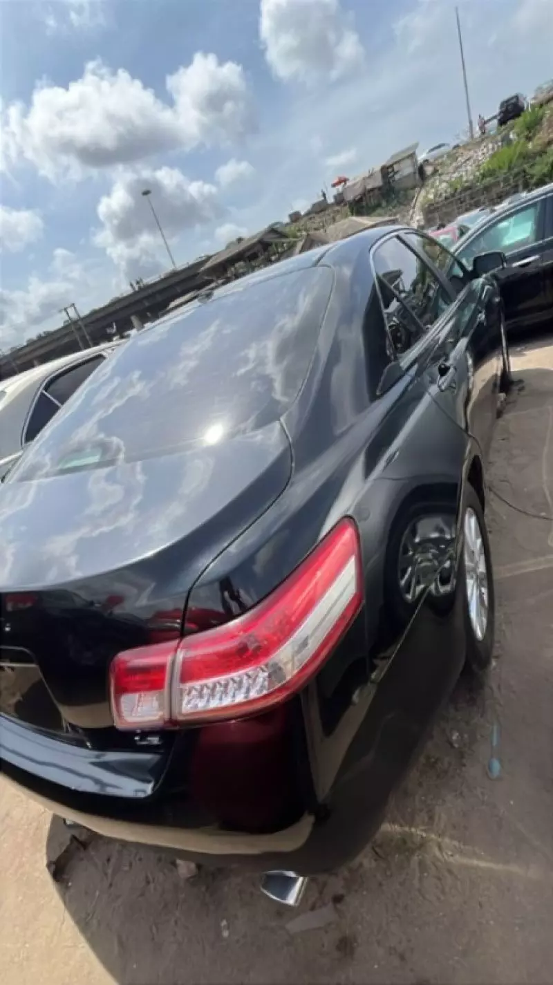 Toyota Camry   - 2010
