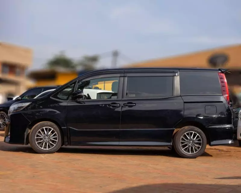 Toyota Noah   - 2014