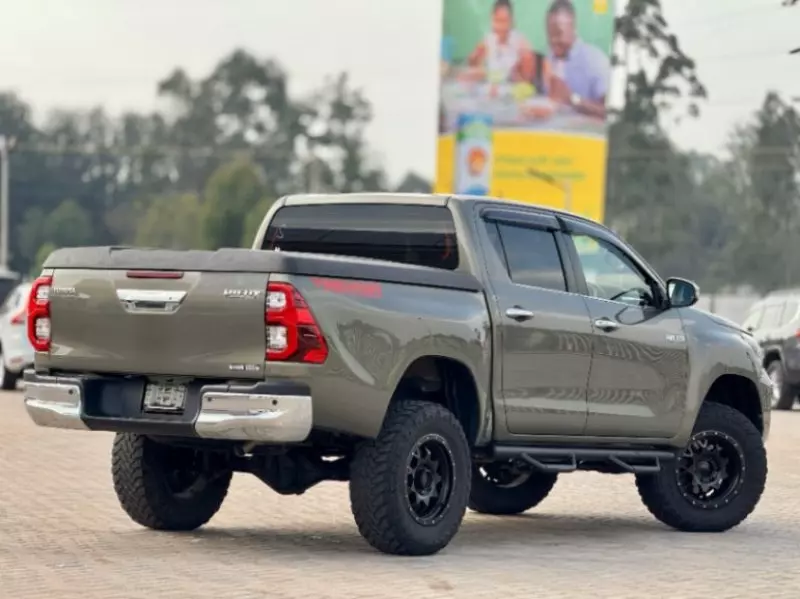 Toyota Hilux   - 2022