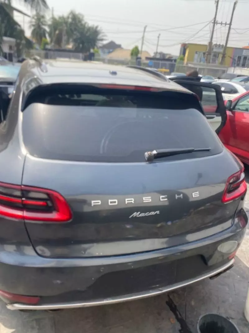 PORSCHE Macan
