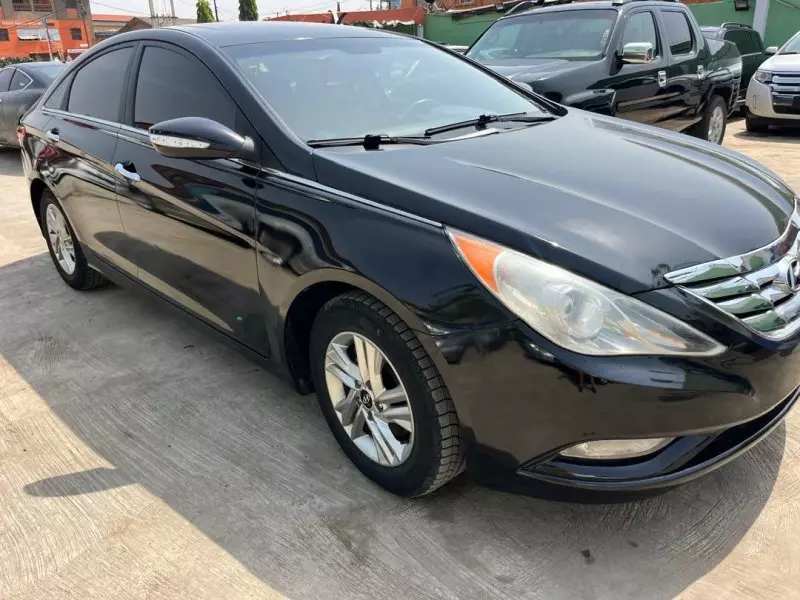 Hyundai Sonata   - 2011