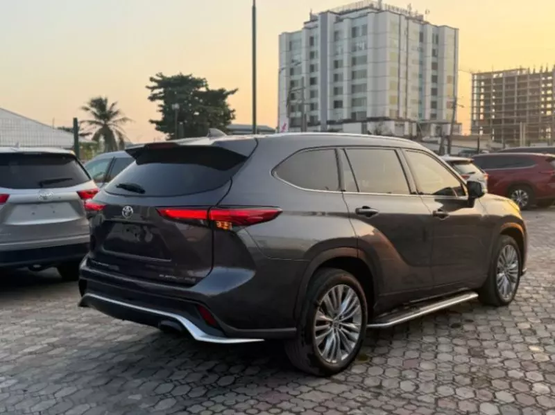 Toyota Highlander   - 2020