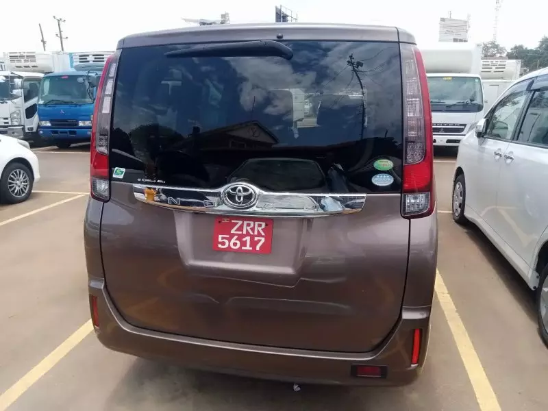 Toyota Noah   - 2014