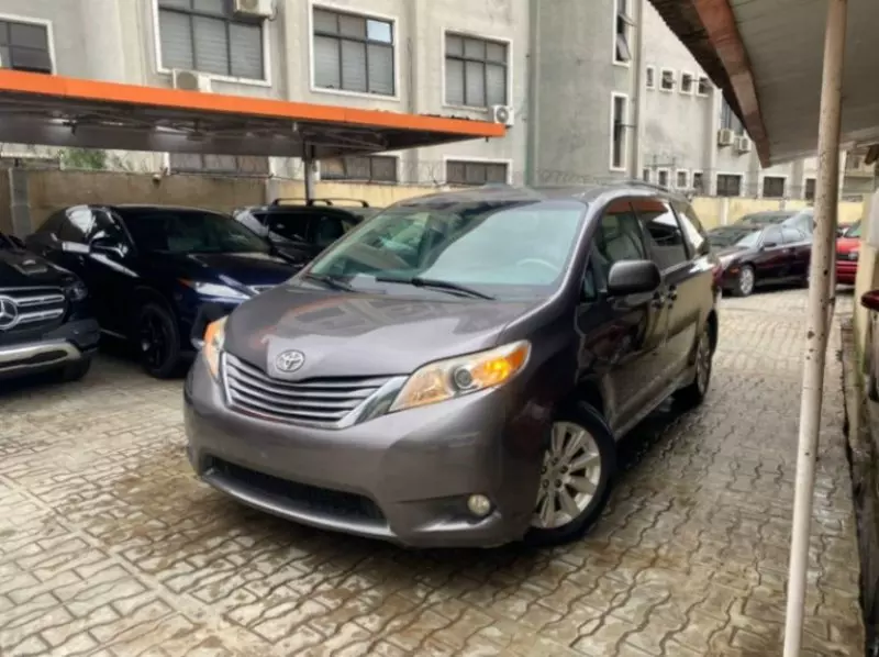 Toyota Sienna   - 2011