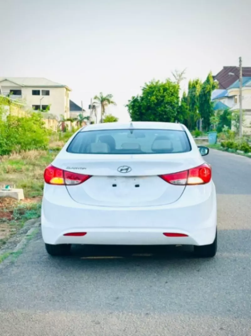 Hyundai Elantra   - 2013