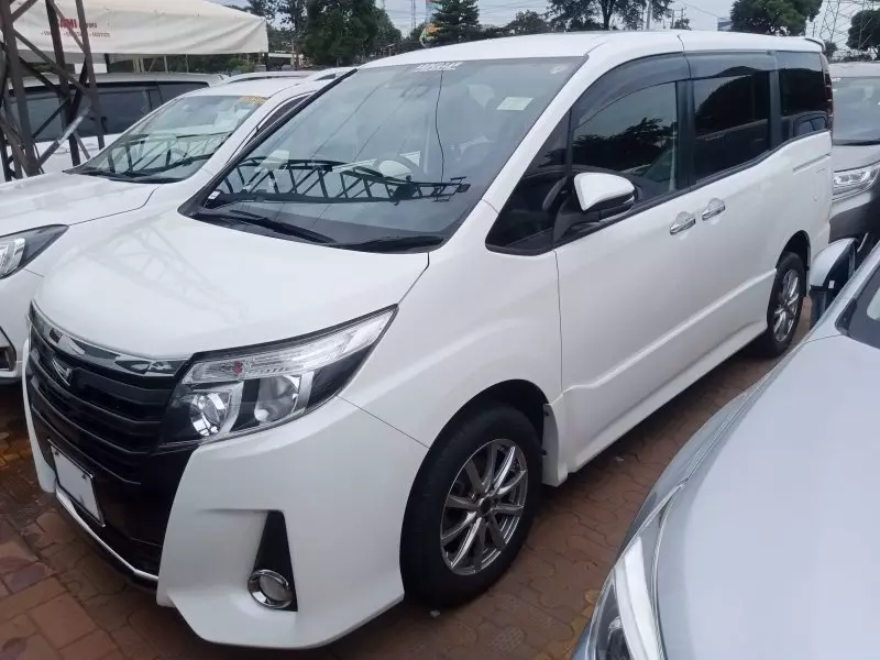 Toyota Noah   - 2015