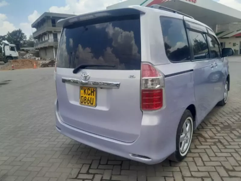 Toyota Noah   - 2009