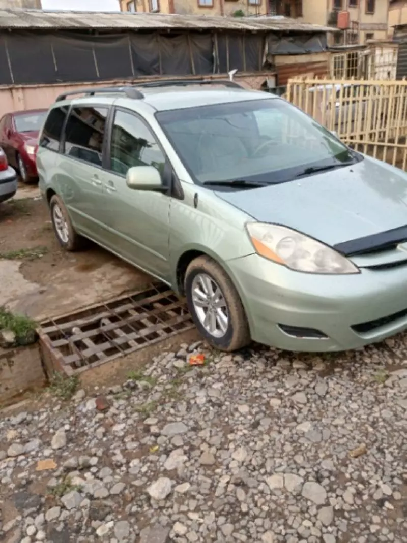 Toyota Sienna   - 2010