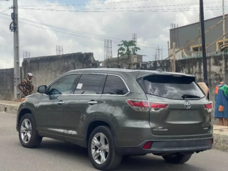 Toyota Highlander   - 2015