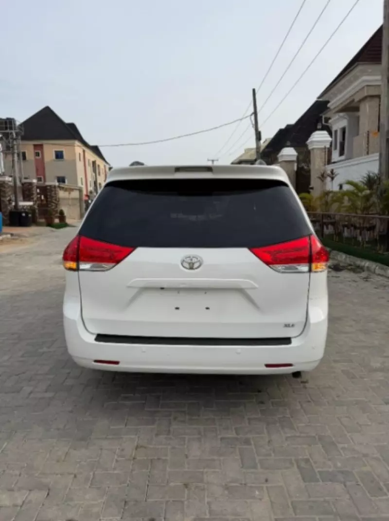 Toyota Sienna   - 2012