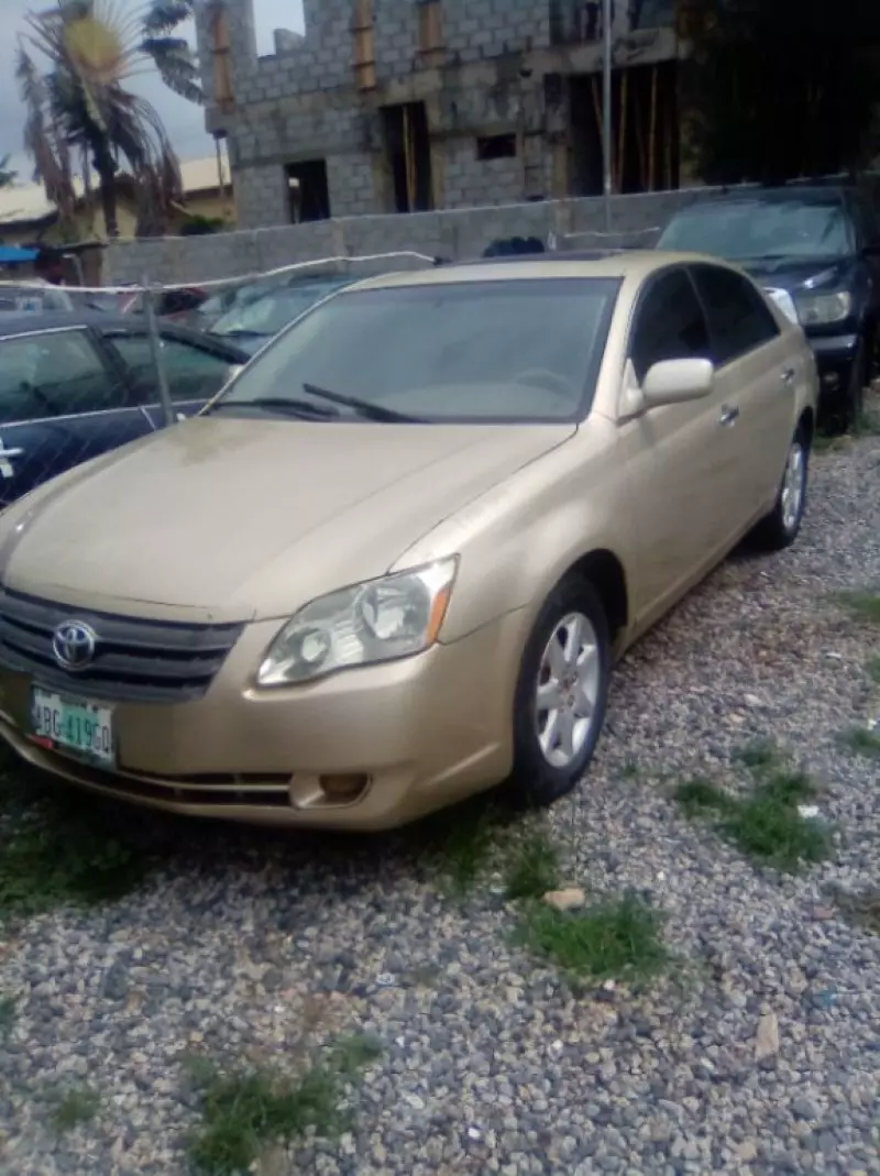 Toyota Avalon   - 2005