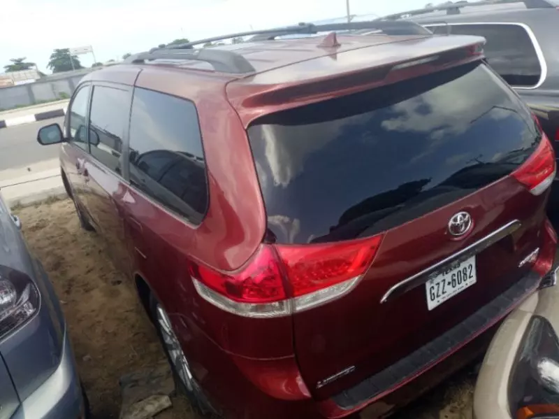 Toyota Sienna   - 2011