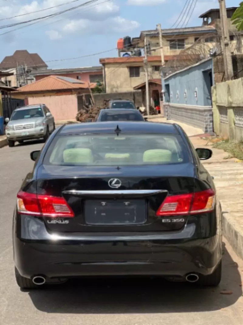 Lexus ES 350   - 2010