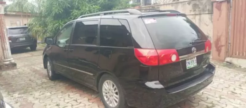 Toyota Sienna   - 2010