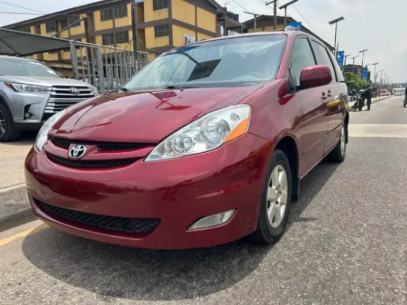 Toyota Sienna   - 2010