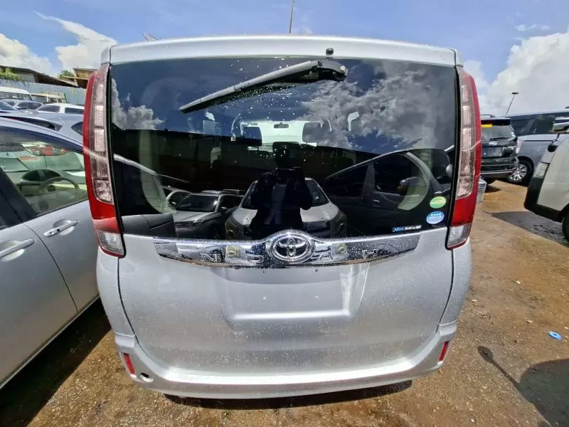 Toyota Noah   - 2014